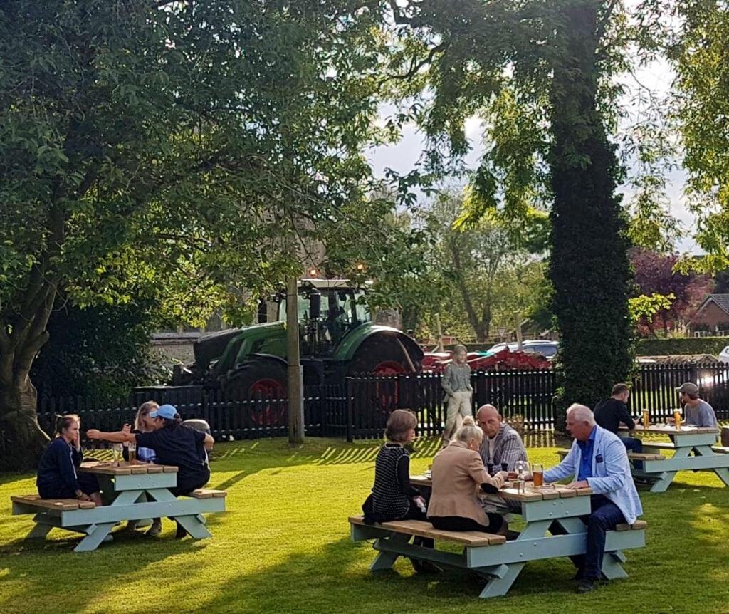 ホテル The Bedingfeld Arms Oxborough エクステリア 写真